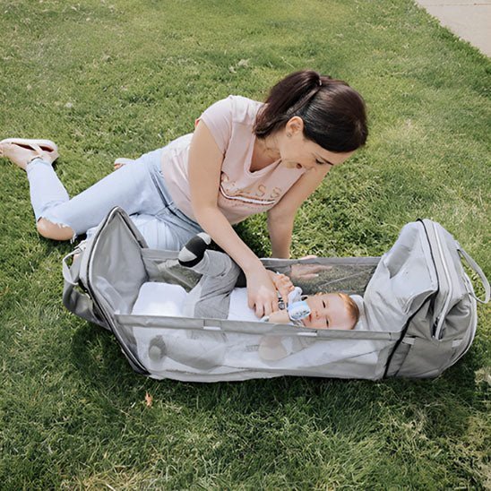 Lit de voyage bébé : le confort de votre bambin lors de vos déplacements - Le porte-bébé