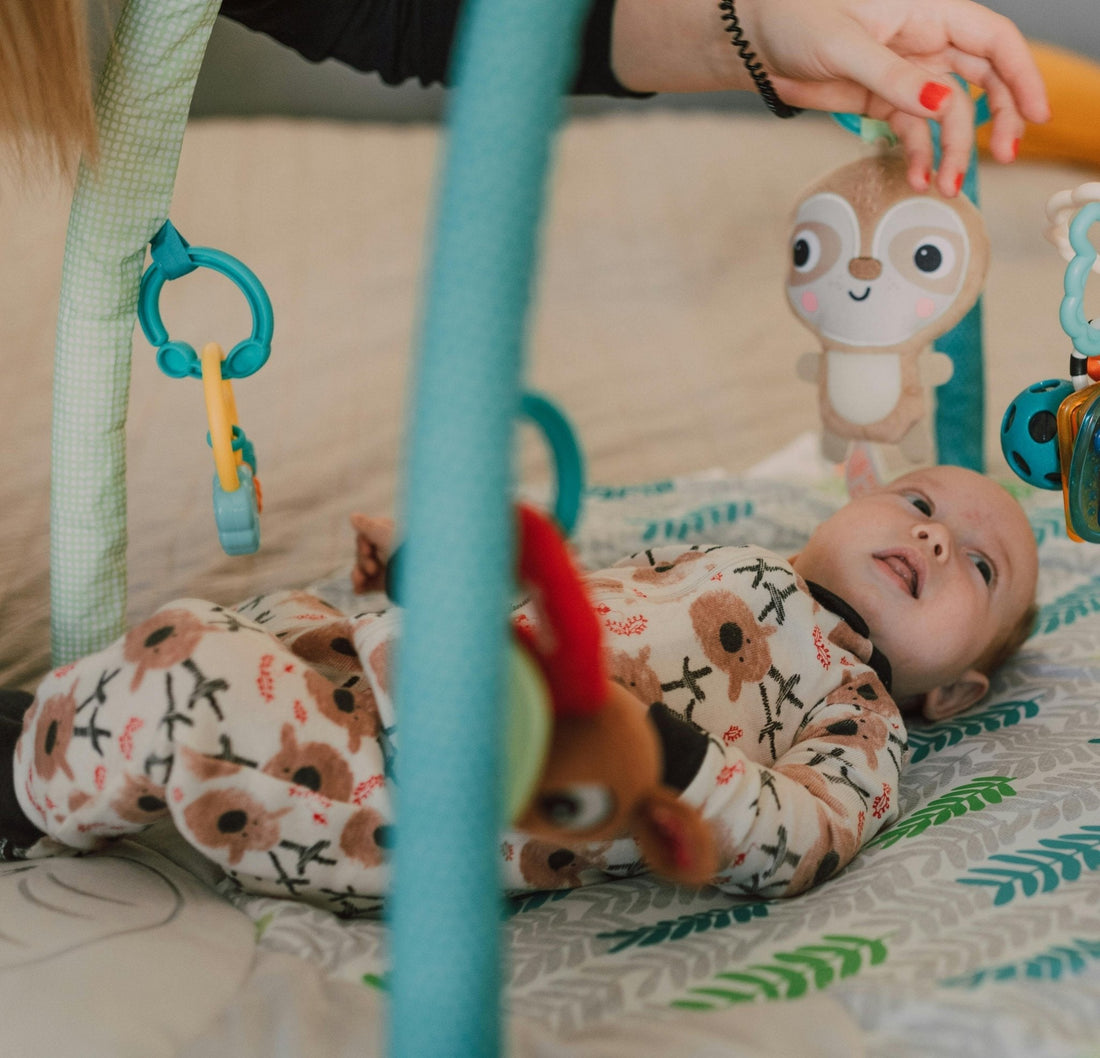 Tapis d'éveil bébé : les premières étapes fondamentales de motricité de votre bambin - Le porte-bébé