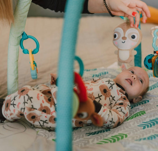Tapis d'éveil bébé : les premières étapes fondamentales de motricité de votre bambin - Le porte-bébé