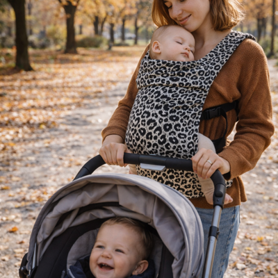 Porte-bebe-PhysioPort-beige-motifs-noir-et-blanc-tachete-bebe-dodo-face-maman-balade-parc-maman-poussette