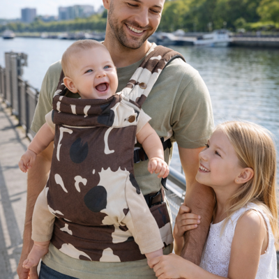 Porte-bebe-PhysioPort-camoufle-sortie-papa-bebe-soeur-heureux-bord-fleuve