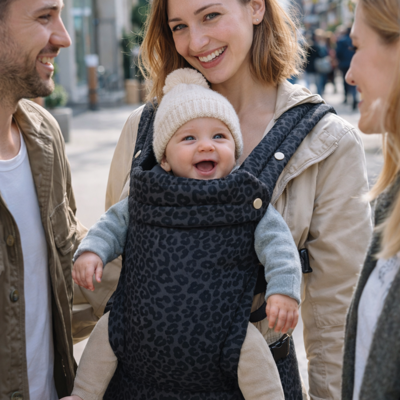 Porte-bebe-PhysioPort-gris-fonce-tachete-bebe-joyeux-posion-face-route-sortie-ville-famille