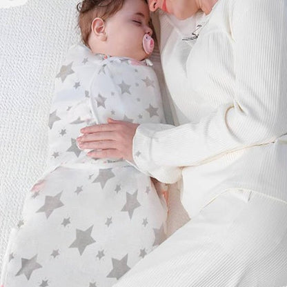 Couverture emmaillotage blanc étoiles bébé sieste avec maman