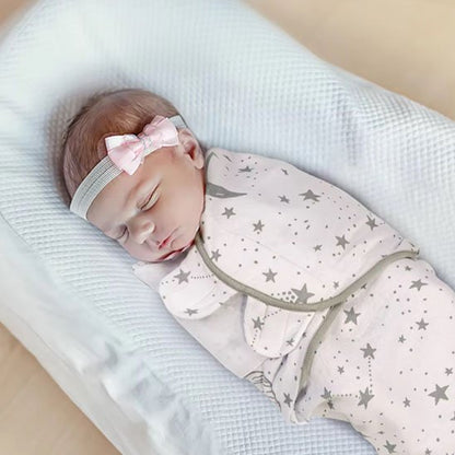 Couverture emmaillotage blanc petites étoiles bébé faisant dodo