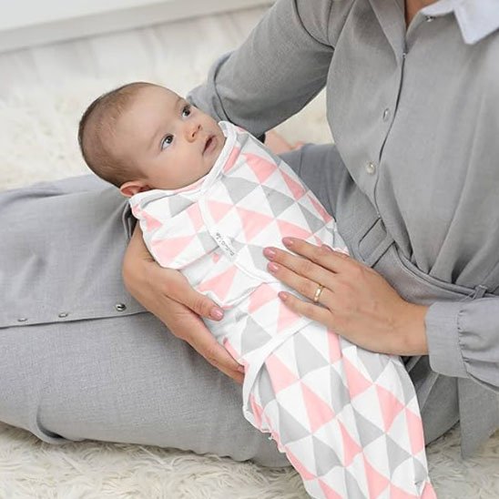 Couverture emmaillotage blanc triangles rose et gris bébé bras maman
