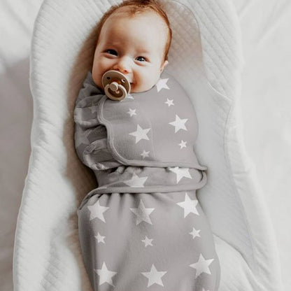 Couverture emmaillotage gris étoiles bébé souriant avec sucette