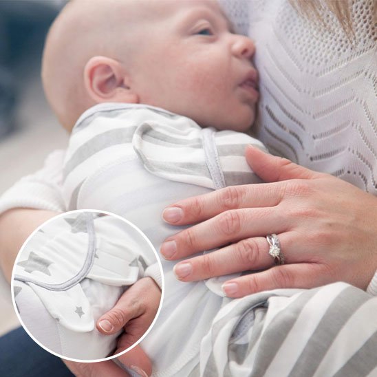 Couverture emmaillotage rayures grises bébé bras maman