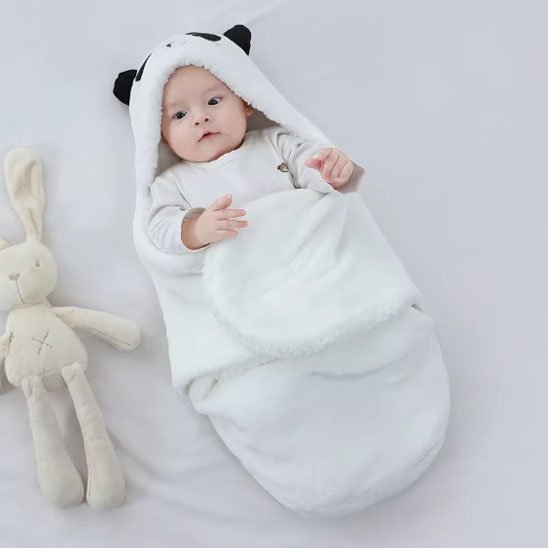 Nid d'ange blanc panda bébé alaise dans ses mouvements