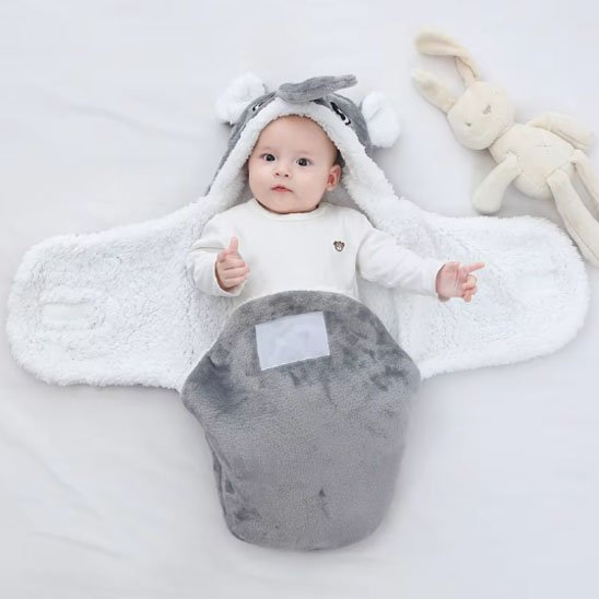 Nid d'ange gris éléphant bébé amusé et réactif