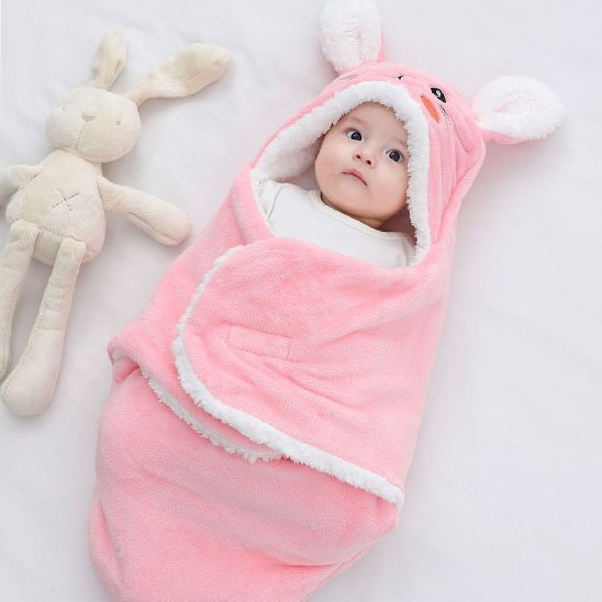 Nid d'ange rose lapin bébé au chaud bien enveloppé